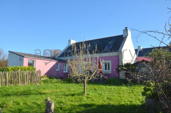 A l'extr�mit� d'un hameau, � un quart d'heure � pied du centre de Palais, cette vaste maison marie ambiance chaleureuse et fonctionnalit�.