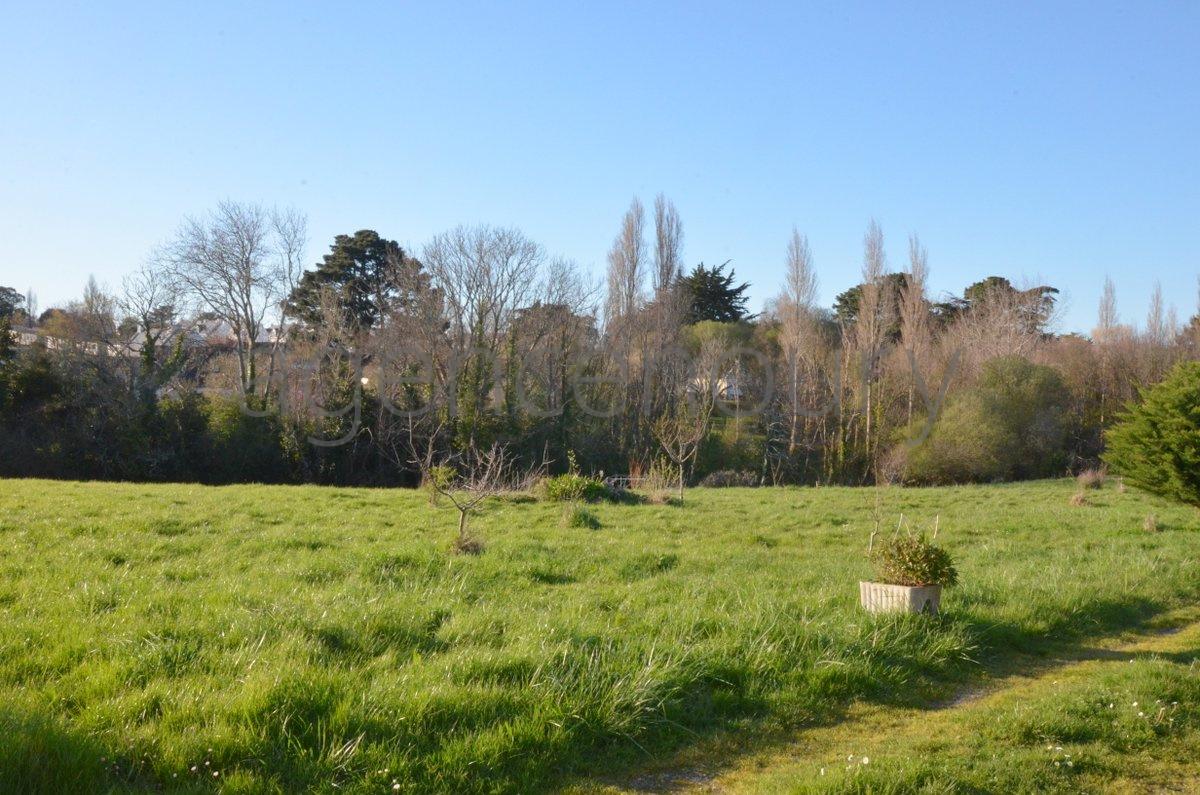 A l'extr�mit� d'un hameau, � un quart d'heure � pied du centre de Palais, cette vaste maison marie ambiance chaleureuse et fonctionnalit�.