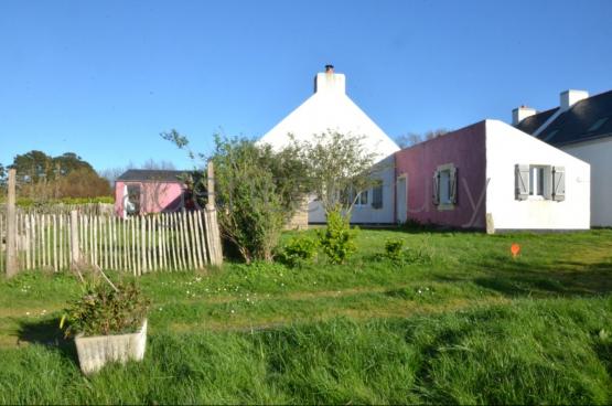 A l'extr�mit� d'un hameau, � un quart d'heure � pied du centre de Palais, cette vaste maison marie ambiance chaleureuse et fonctionnalit�.