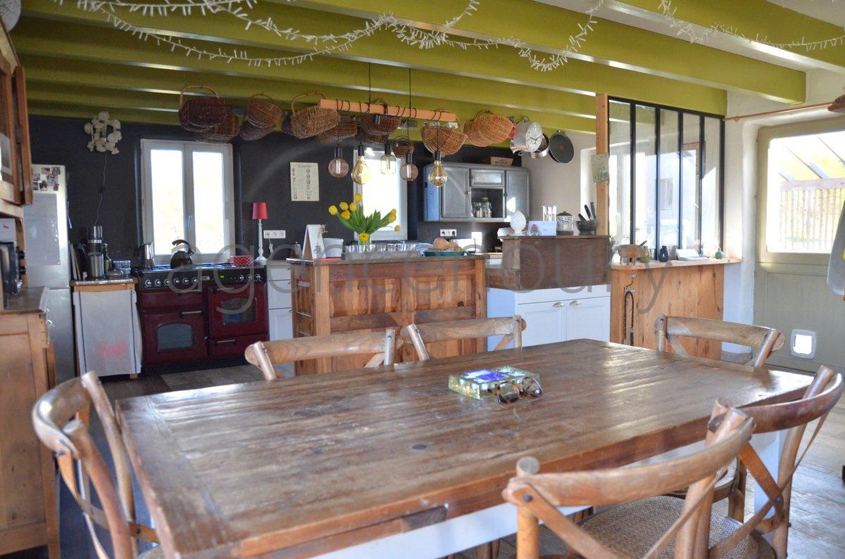 A l'extr�mit� d'un hameau, � un quart d'heure � pied du centre de Palais, cette vaste maison marie ambiance chaleureuse et fonctionnalit�.