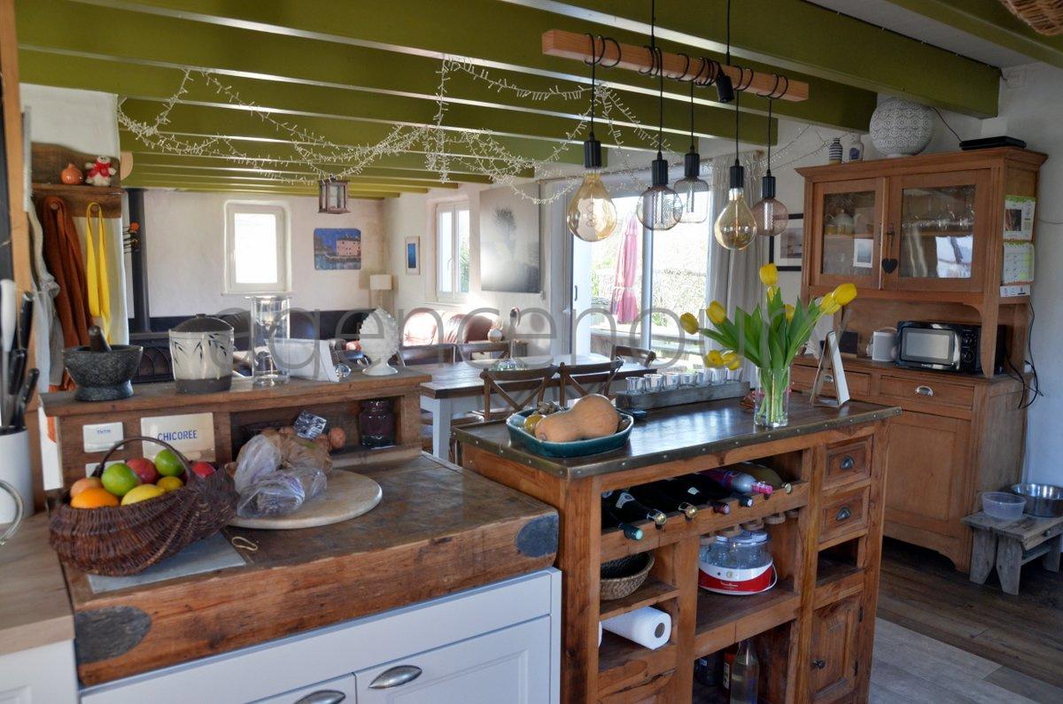 A l'extr�mit� d'un hameau, � un quart d'heure � pied du centre de Palais, cette vaste maison marie ambiance chaleureuse et fonctionnalit�.