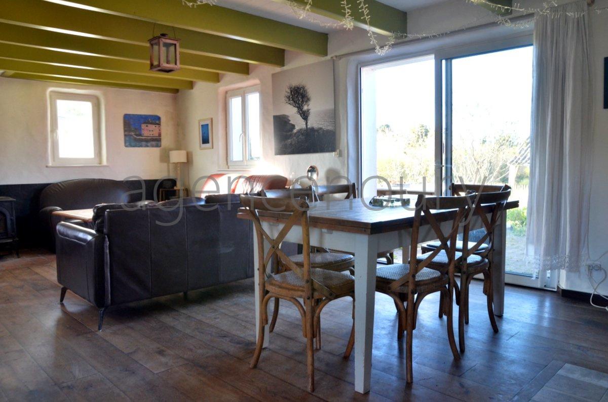 A l'extr�mit� d'un hameau, � un quart d'heure � pied du centre de Palais, cette vaste maison marie ambiance chaleureuse et fonctionnalit�.
