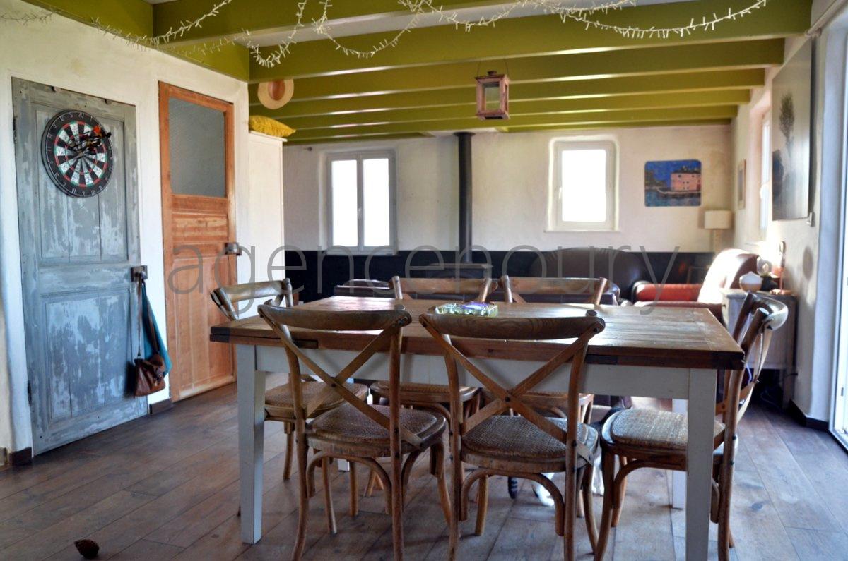A l'extr�mit� d'un hameau, � un quart d'heure � pied du centre de Palais, cette vaste maison marie ambiance chaleureuse et fonctionnalit�.