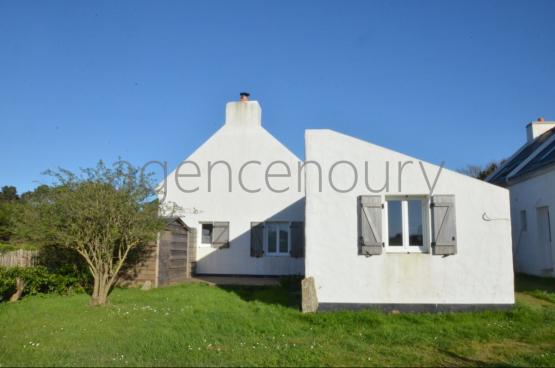 A l'extr�mit� d'un hameau, � un quart d'heure � pied du centre de Palais, cette vaste maison marie ambiance chaleureuse et fonctionnalit�.