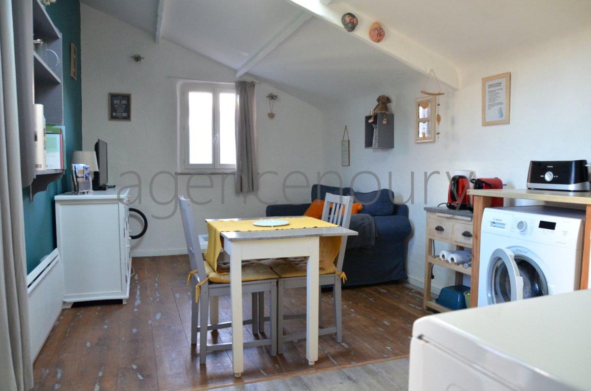 A l'extr�mit� d'un hameau, � un quart d'heure � pied du centre de Palais, cette vaste maison marie ambiance chaleureuse et fonctionnalit�.