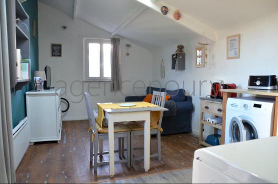 A l'extr�mit� d'un hameau, � un quart d'heure � pied du centre de Palais, cette vaste maison marie ambiance chaleureuse et fonctionnalit�.