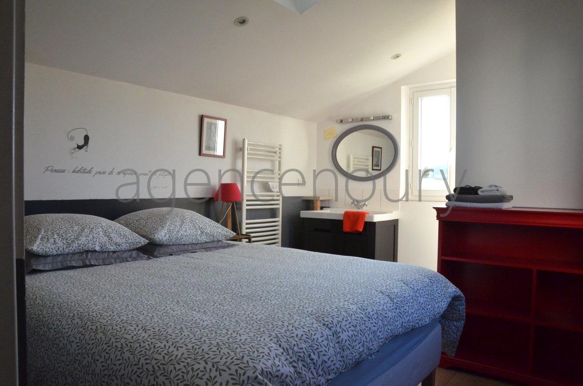 A l'extr�mit� d'un hameau, � un quart d'heure � pied du centre de Palais, cette vaste maison marie ambiance chaleureuse et fonctionnalit�.
