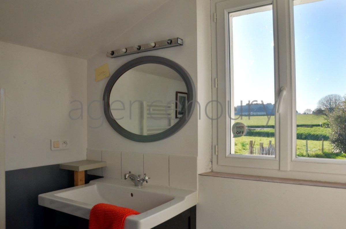 A l'extr�mit� d'un hameau, � un quart d'heure � pied du centre de Palais, cette vaste maison marie ambiance chaleureuse et fonctionnalit�.
