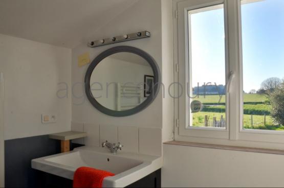 A l'extr�mit� d'un hameau, � un quart d'heure � pied du centre de Palais, cette vaste maison marie ambiance chaleureuse et fonctionnalit�.