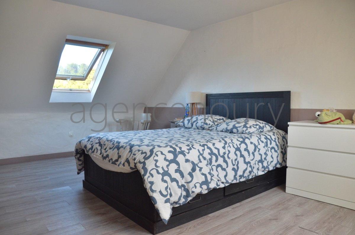 A l'extr�mit� d'un hameau, � un quart d'heure � pied du centre de Palais, cette vaste maison marie ambiance chaleureuse et fonctionnalit�.
