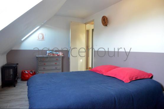 A l'extr�mit� d'un hameau, � un quart d'heure � pied du centre de Palais, cette vaste maison marie ambiance chaleureuse et fonctionnalit�.