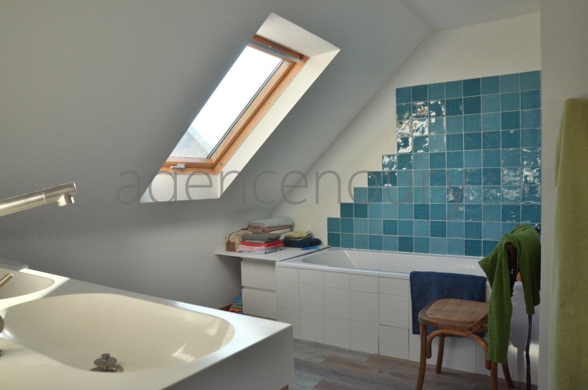 A l'extr�mit� d'un hameau, � un quart d'heure � pied du centre de Palais, cette vaste maison marie ambiance chaleureuse et fonctionnalit�.