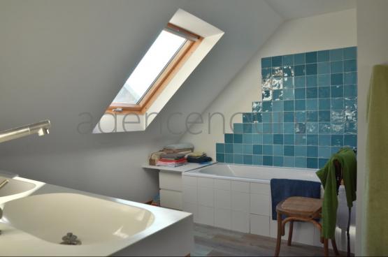 A l'extr�mit� d'un hameau, � un quart d'heure � pied du centre de Palais, cette vaste maison marie ambiance chaleureuse et fonctionnalit�.