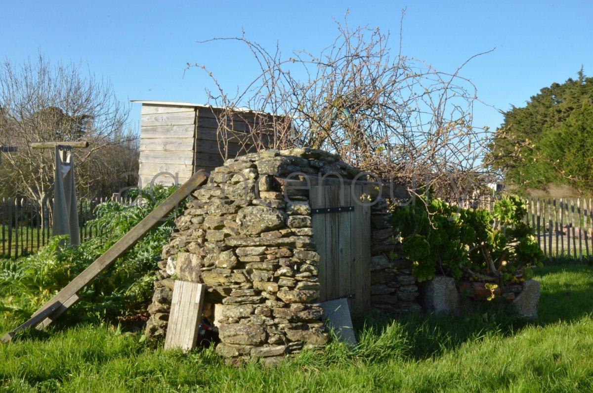 A l'extr�mit� d'un hameau, � un quart d'heure � pied du centre de Palais, cette vaste maison marie ambiance chaleureuse et fonctionnalit�.