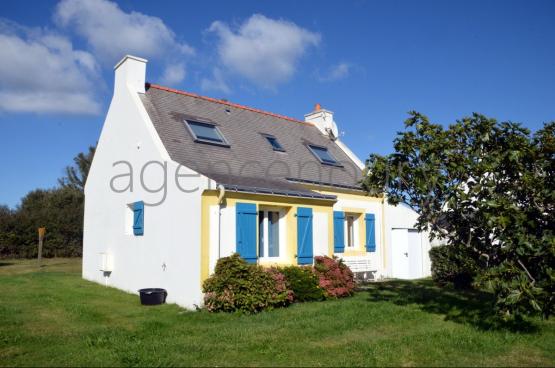 Juste au-dessus dune des plus belles plages de la cote Sud, cette maison, sur un terrain de plus de 1700m, est avoisine par des terres non constructibles. 