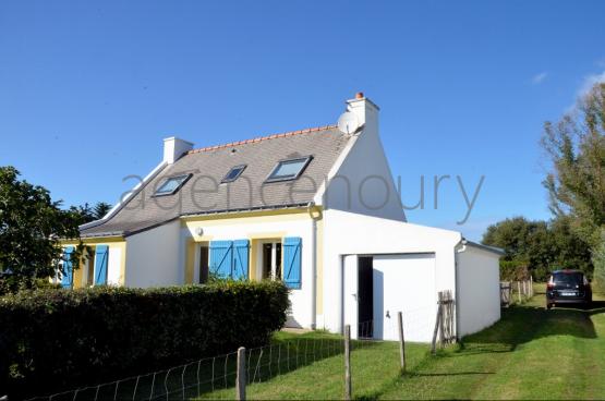 Juste au-dessus dune des plus belles plages de la cote Sud, cette maison, sur un terrain de plus de 1700m, est avoisine par des terres non constructibles. 