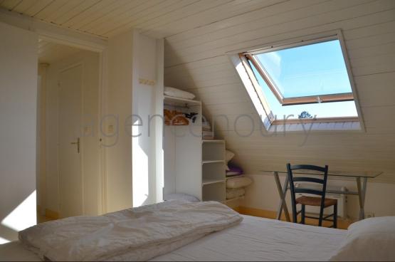 Juste au-dessus dune des plus belles plages de la cote Sud, cette maison, sur un terrain de plus de 1700m, est avoisine par des terres non constructibles. 
