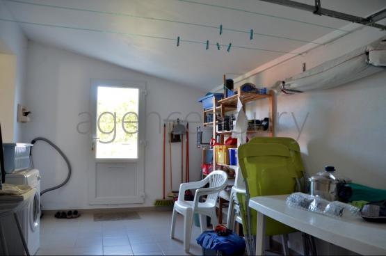 Juste au-dessus dune des plus belles plages de la cote Sud, cette maison, sur un terrain de plus de 1700m, est avoisine par des terres non constructibles. 