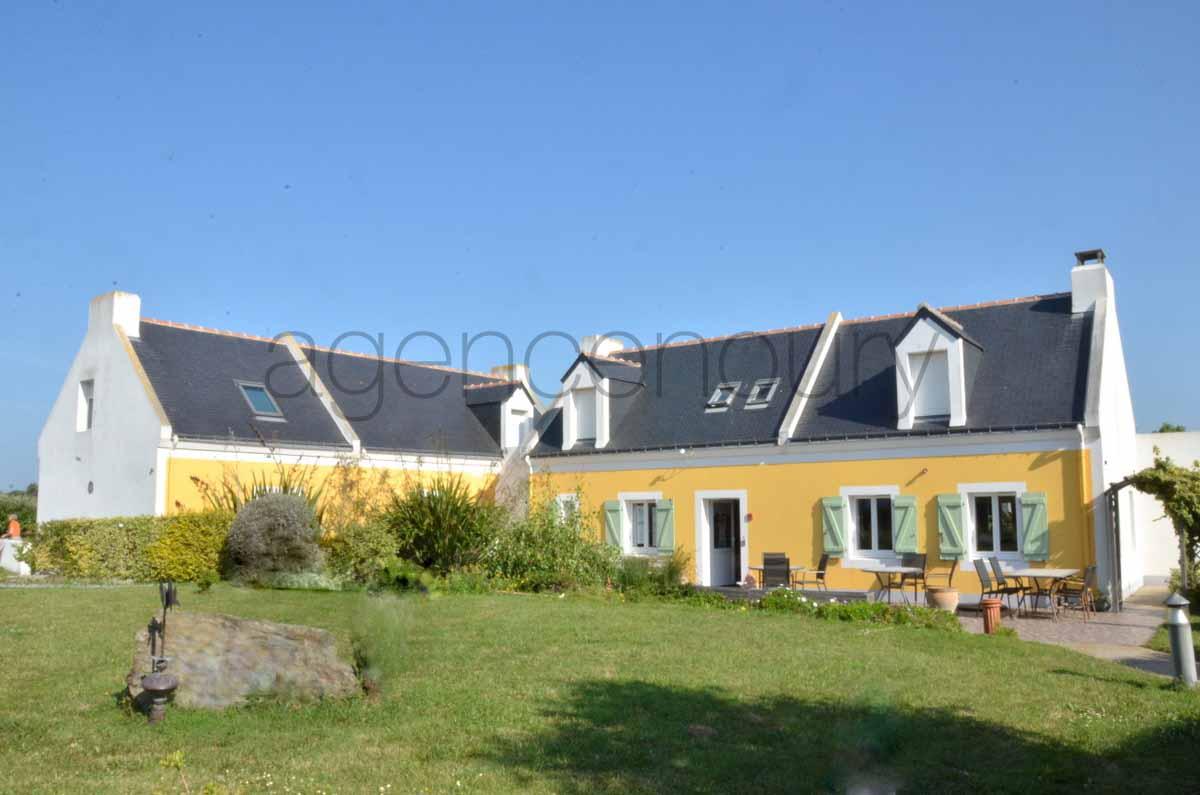 Cette immense habitation ( 350m de surface au plancher ) est particulirement adapte aux besoins des grandes familles.