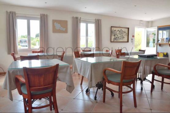 Cette immense habitation ( 350m de surface au plancher ) est particulirement adapte aux besoins des grandes familles.
