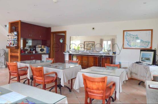 Cette immense habitation ( 350m de surface au plancher ) est particulirement adapte aux besoins des grandes familles.