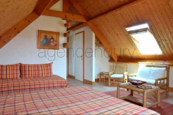 Cette immense habitation ( 350m de surface au plancher ) est particulirement adapte aux besoins des grandes familles.