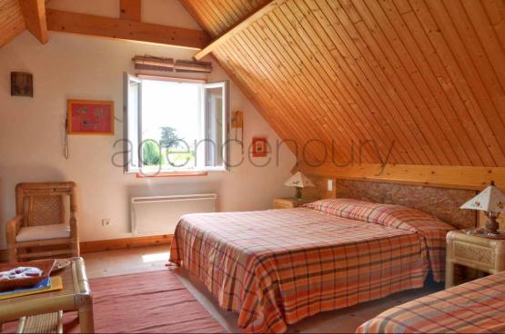 Cette immense habitation ( 350m de surface au plancher ) est particulirement adapte aux besoins des grandes familles.
