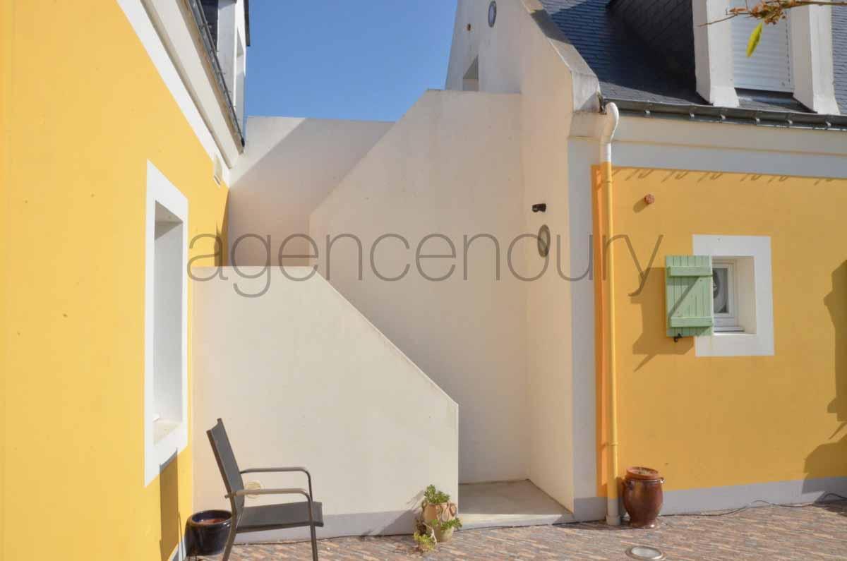 Cette immense habitation ( 350m de surface au plancher ) est particulirement adapte aux besoins des grandes familles.