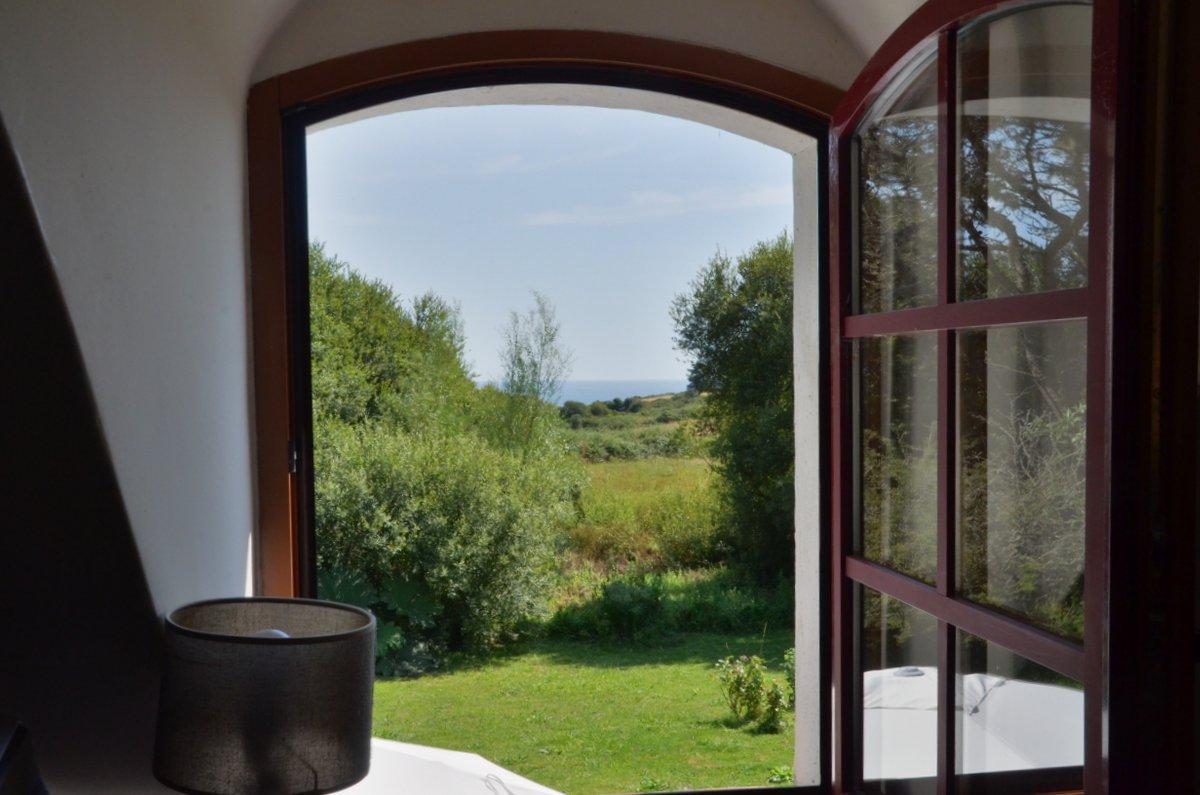 Derni�re maison du village, � 500 m�tres de la plage d'Herlin