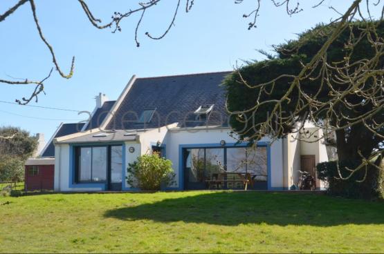 Face  un paysage dgag cette maison entirement restaure a t repense de faon  tre tourne vers la nature.