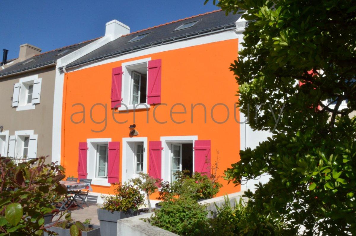 Un ensemble atypique empreint d'un grand charme, constitu� de trois b�timents tr�s bien entretenus.