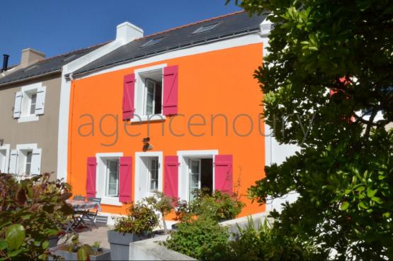Un ensemble atypique empreint d'un grand charme, constitu� de trois b�timents tr�s bien entretenus.