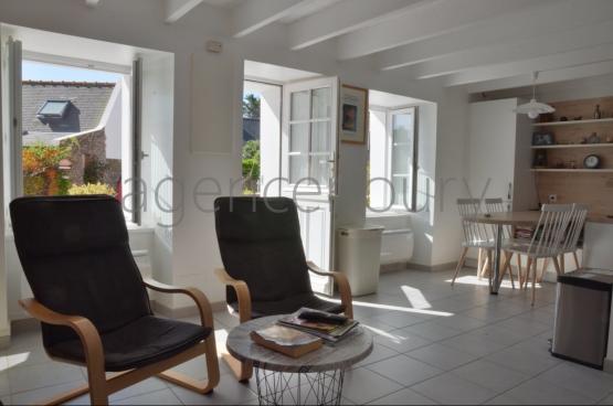Un ensemble atypique empreint d'un grand charme, constitu� de trois b�timents tr�s bien entretenus.
