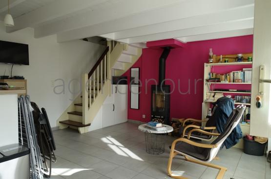 Un ensemble atypique empreint d'un grand charme, constitu� de trois b�timents tr�s bien entretenus.