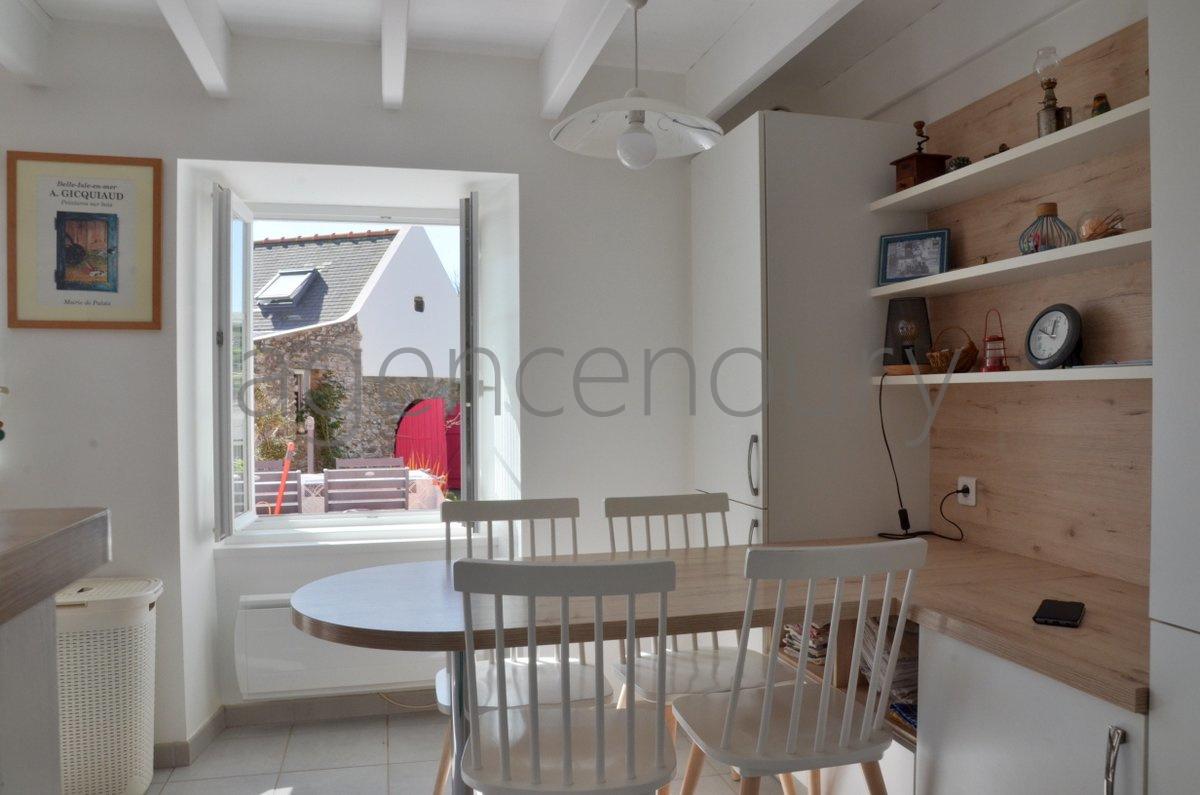 Un ensemble atypique empreint d'un grand charme, constitu� de trois b�timents tr�s bien entretenus.