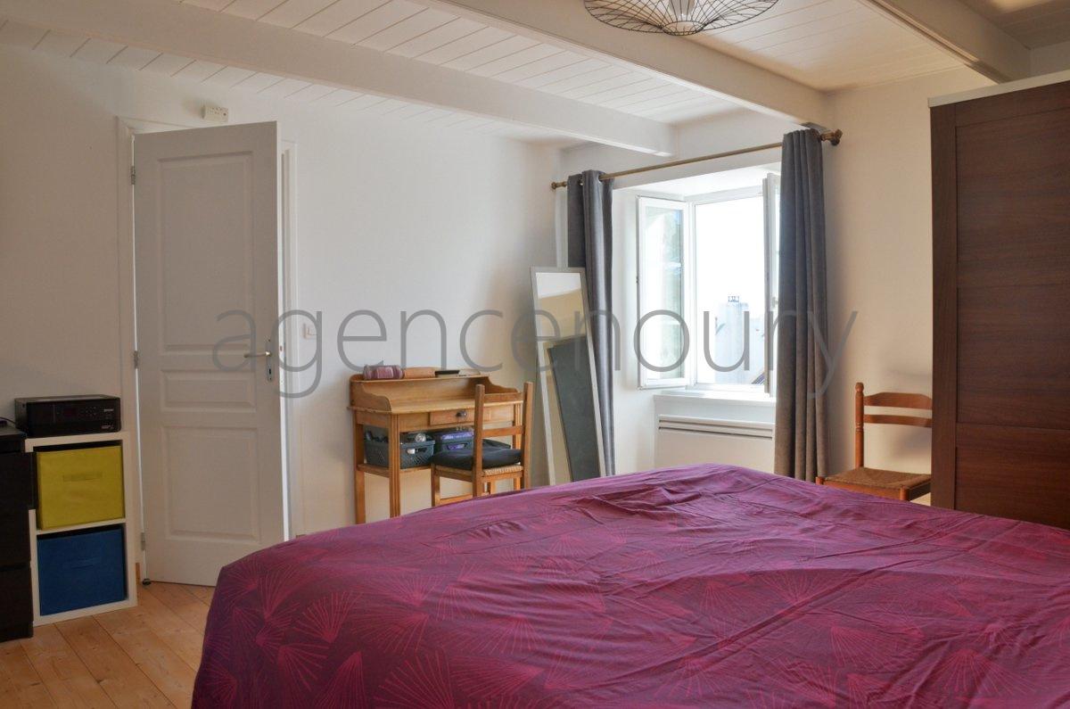 Un ensemble atypique empreint d'un grand charme, constitu� de trois b�timents tr�s bien entretenus.