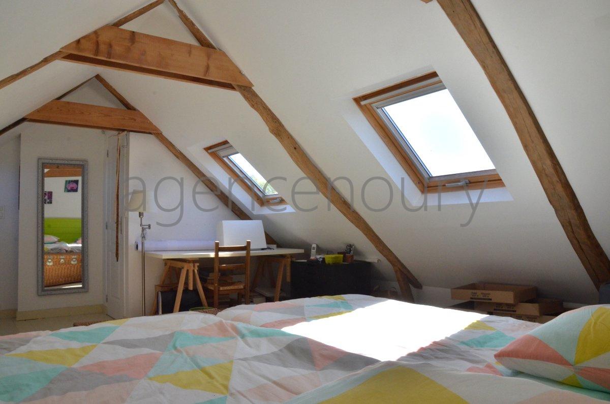 Un ensemble atypique empreint d'un grand charme, constitu� de trois b�timents tr�s bien entretenus.