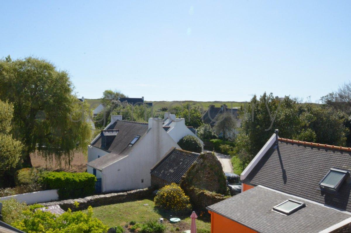 Un ensemble atypique empreint d'un grand charme, constitu� de trois b�timents tr�s bien entretenus.