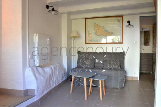 Un ensemble atypique empreint d'un grand charme, constitu� de trois b�timents tr�s bien entretenus.
