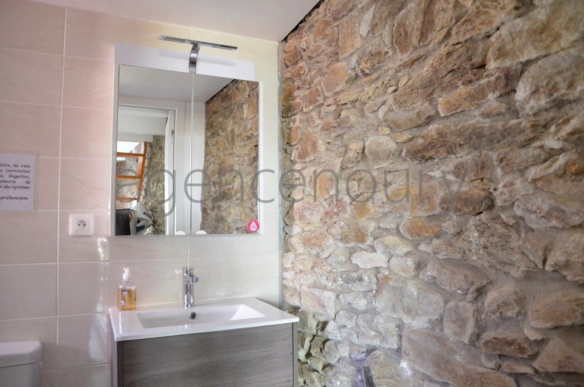 Un ensemble atypique empreint d'un grand charme, constitu� de trois b�timents tr�s bien entretenus.