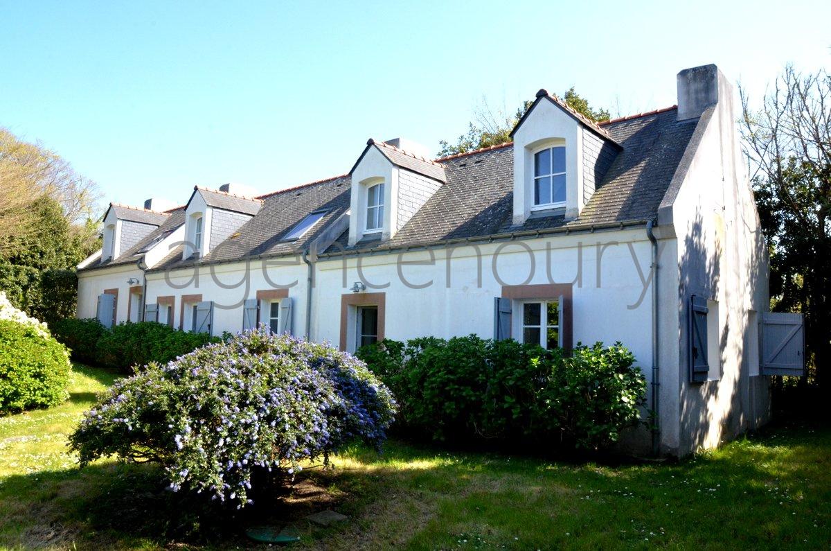 A quelques pas de jolies criques peu frquentes se love cette vaste et lgante maison  la dcoration raffine.