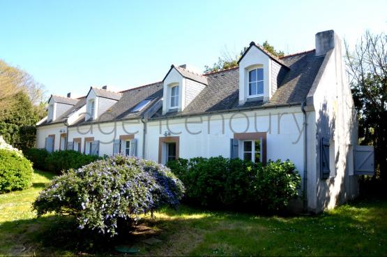 A quelques pas de jolies criques peu frquentes se love cette vaste et lgante maison  la dcoration raffine.