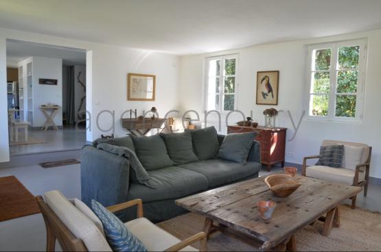 A quelques pas de jolies criques peu frquentes se love cette vaste et lgante maison  la dcoration raffine.