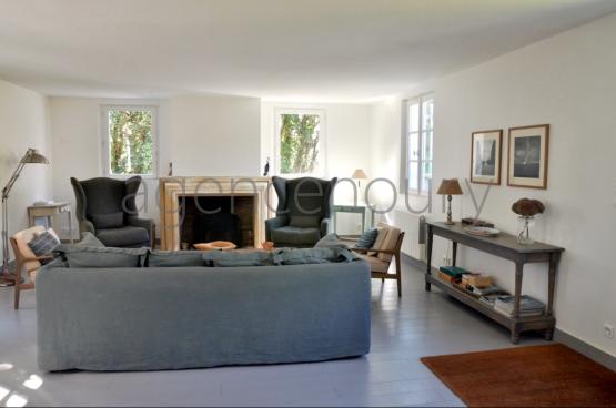 A quelques pas de jolies criques peu frquentes se love cette vaste et lgante maison  la dcoration raffine.
