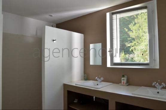 A quelques pas de jolies criques peu frquentes se love cette vaste et lgante maison  la dcoration raffine.