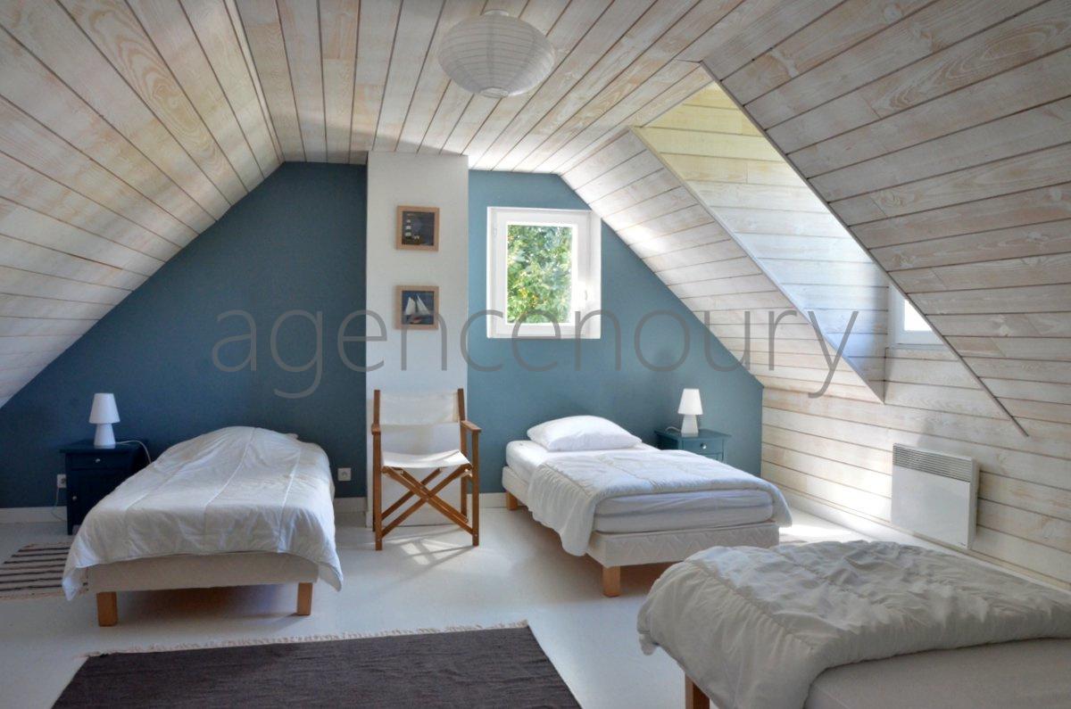 A quelques pas de jolies criques peu frquentes se love cette vaste et lgante maison  la dcoration raffine.