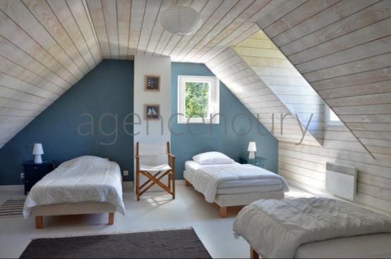 A quelques pas de jolies criques peu frquentes se love cette vaste et lgante maison  la dcoration raffine.