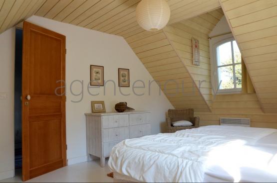 A quelques pas de jolies criques peu frquentes se love cette vaste et lgante maison  la dcoration raffine.