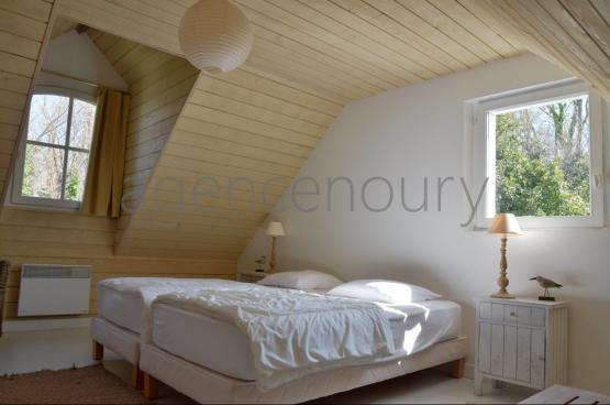 A quelques pas de jolies criques peu frquentes se love cette vaste et lgante maison  la dcoration raffine.