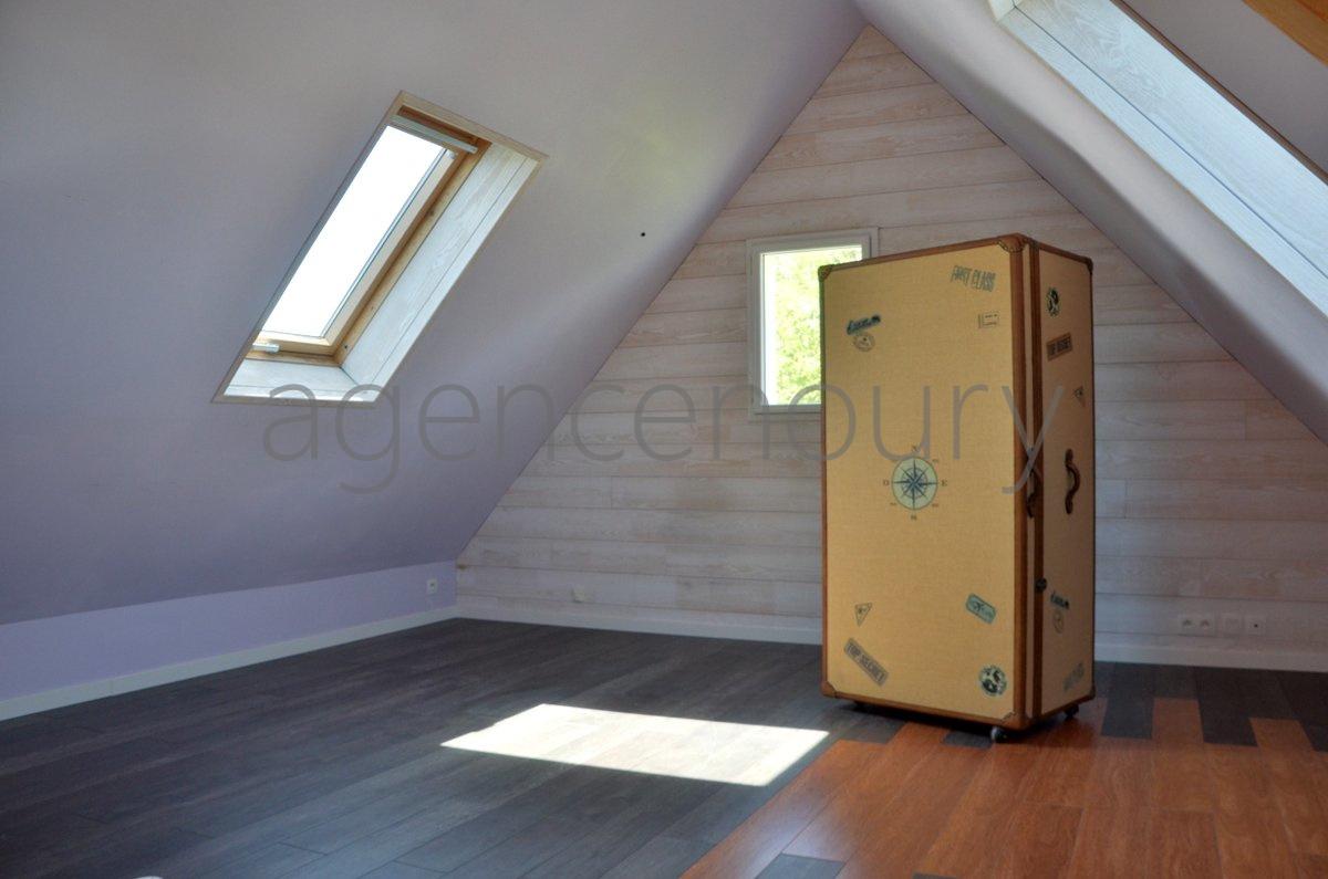 A 500 m�tres du c�ur de Palais, cette maison am�nag�e avec originalit� a �t� con�ue pour offrir confort et luminosit�.. 